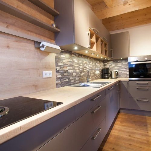 Küche mit Herd und Ofen in Ferienwohnung in Garmisch-Partenkirchen