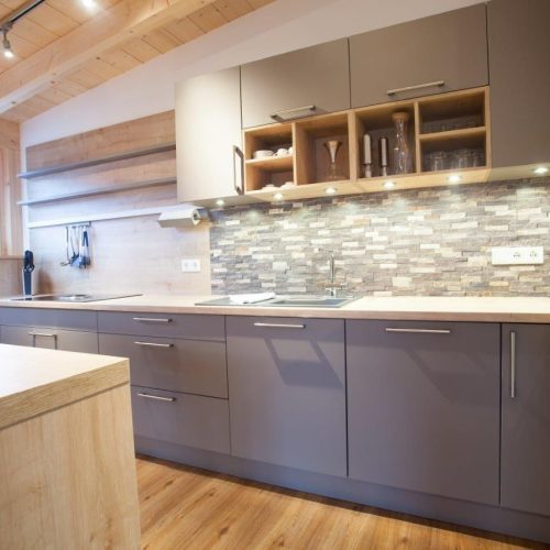 Küche mit heller Arbeitsfläche in Ferienwohnung in Garmisch-Partenkirchen