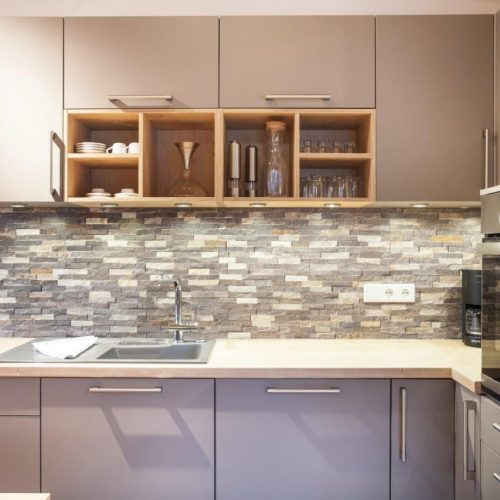 Küche in hellgrau in Ferienwohnung in Garmisch-Partenkirchen