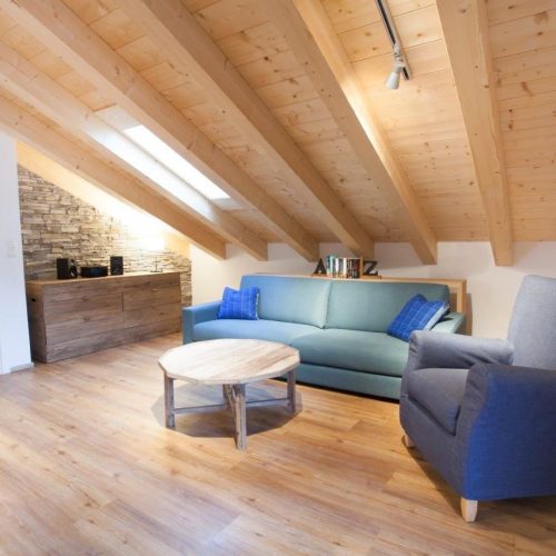 Sofa mit Sessel und Couchtisch in Ferienwohnung in Garmisch-Partenkirchen