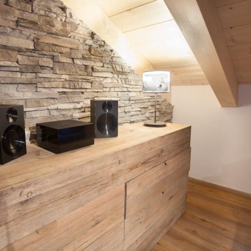 Kommode in Holz-Optik und Radio in Ferienwohnung in Garmisch-Partenkirchen