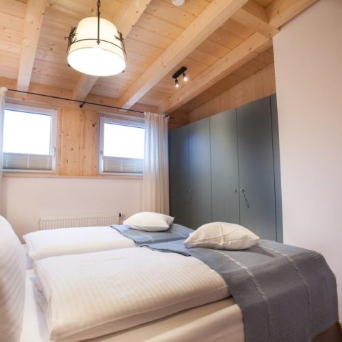 Bett und Schrank in Ferienwohnung in Garmisch-Partenkirchen