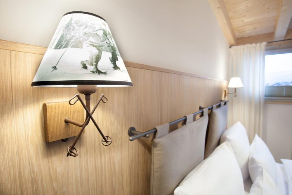Lampen am Bett in Ferienwohnung in Garmisch-Partenkirchen