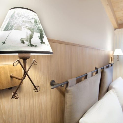 Lampen am Bett in Ferienwohnung in Garmisch-Partenkirchen