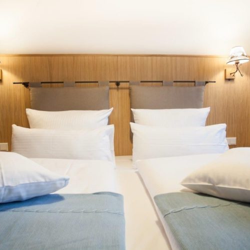 Doppelbett mit Kissen in Ferienwohnung in Garmisch-Partenkirchen