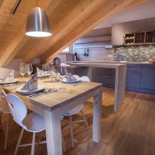 Küche mit Esszimmer in Ferienwohnung in Garmisch-Partenkirchen