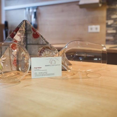 Tisch mit Weingläsern in Ferienwohnung in Garmisch-Partenkirchen