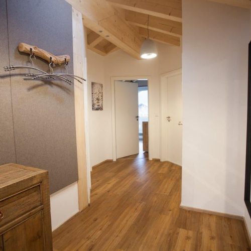Flur mit Spiegel in Ferienwohnung in Garmisch-Partenkirchen