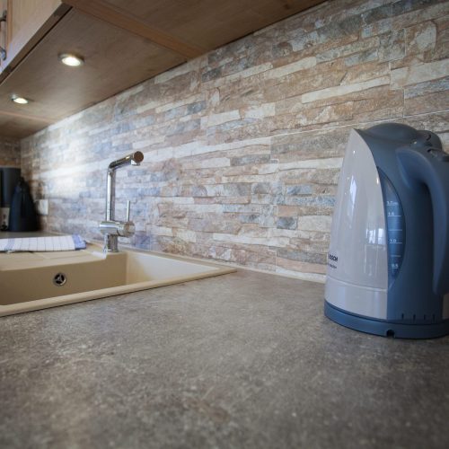 Küche mit Wasserkocher in Ferienwohnung in Garmisch-Partenkirchen