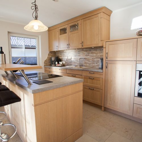 Küche mit Barhocker in Ferienwohnung in Garmisch-Partenkirchen