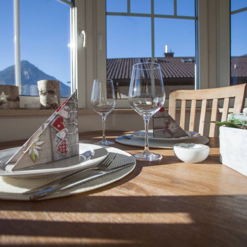 Esszimmer mit Fenster in Ferienwohnung in Garmisch-Partenkirchen
