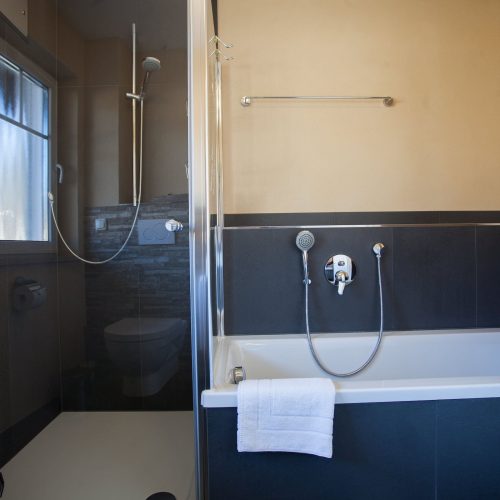 Badezimmer mit Dusche und Badewanne in Ferienwohnung in Garmisch-Partenkirchen