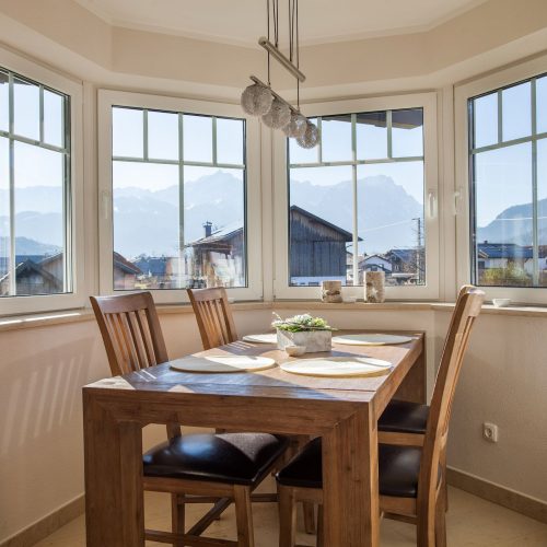 Esstisch mit Aussicht auf die Alpen in Ferienwohnung in Garmisch-Partenkirchen