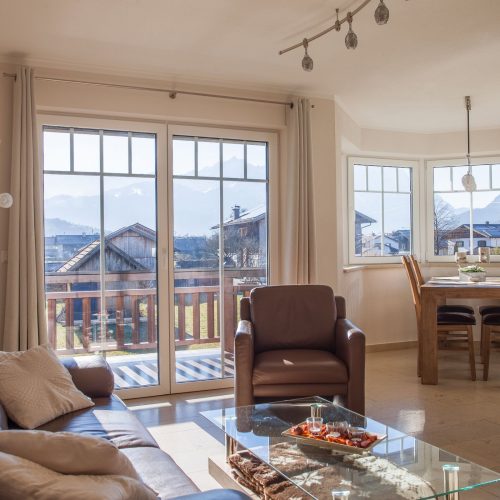 Esstisch mit Balkon in Ferienwohnung in Garmisch-Partenkirchen