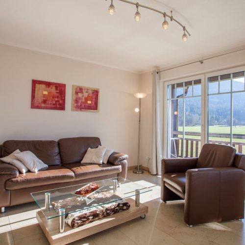 Sofa mit Balkon in Ferienwohnung in Garmisch-Partenkirchen