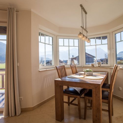 Esstisch mit Blick auf die Alpen in Ferienwohnung in Garmisch-Partenkirchen