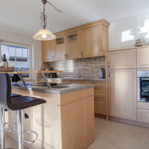 Küche mit Ofen in Ferienwohnung in Garmisch-Partenkirchen