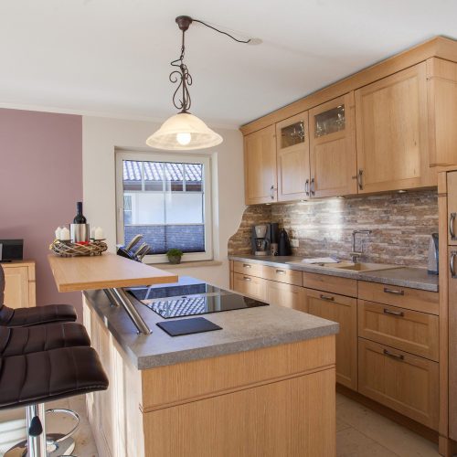 Küche mit Herdplatte in Ferienwohnung in Garmisch-Partenkirchen