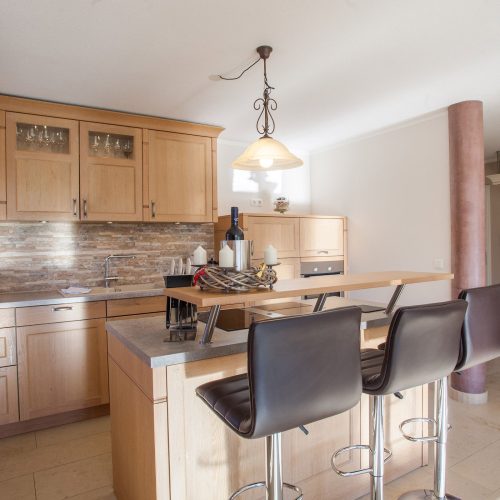 Kücheninsel mit Barstühlen in Ferienwohnung in Garmisch-Partenkirchen