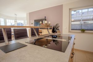 Kücheninsel mit Herd in Ferienwohnung in Garmisch-Partenkirchen