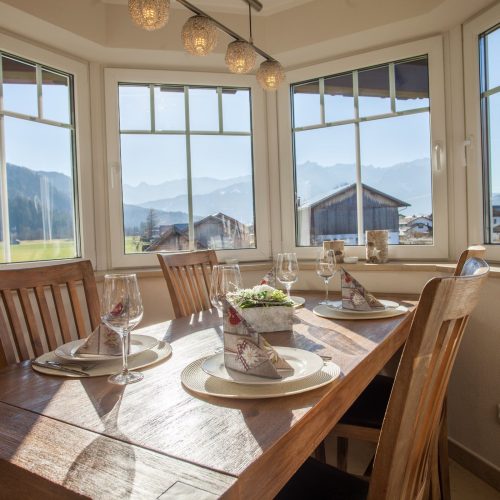 Esstisch mit Ausblick auf die Alpen in Ferienwohnung in Garmisch-Partenkirchen