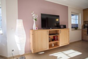 Fernseher und kleiner Schrank in Ferienwohnung in Garmisch-Partenkirchen