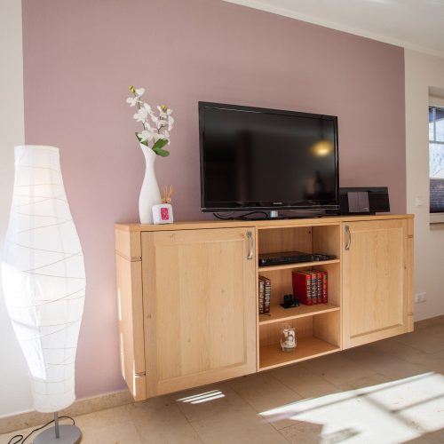 Fernseher und kleiner Schrank in Ferienwohnung in Garmisch-Partenkirchen