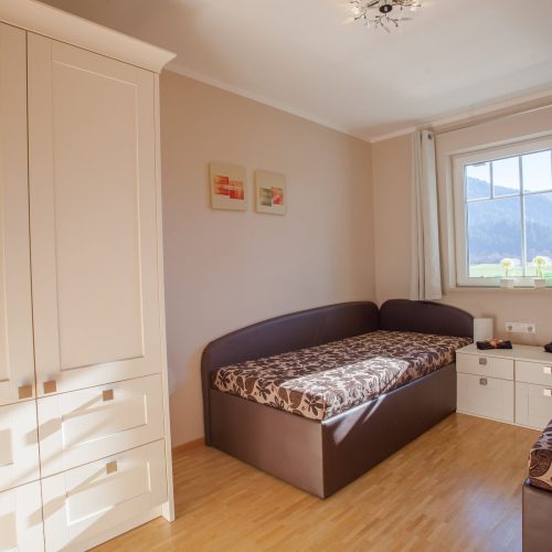 zwei Einzelbetten und Kleiderschrank in Ferienwohnung in Garmisch-Partenkirchen