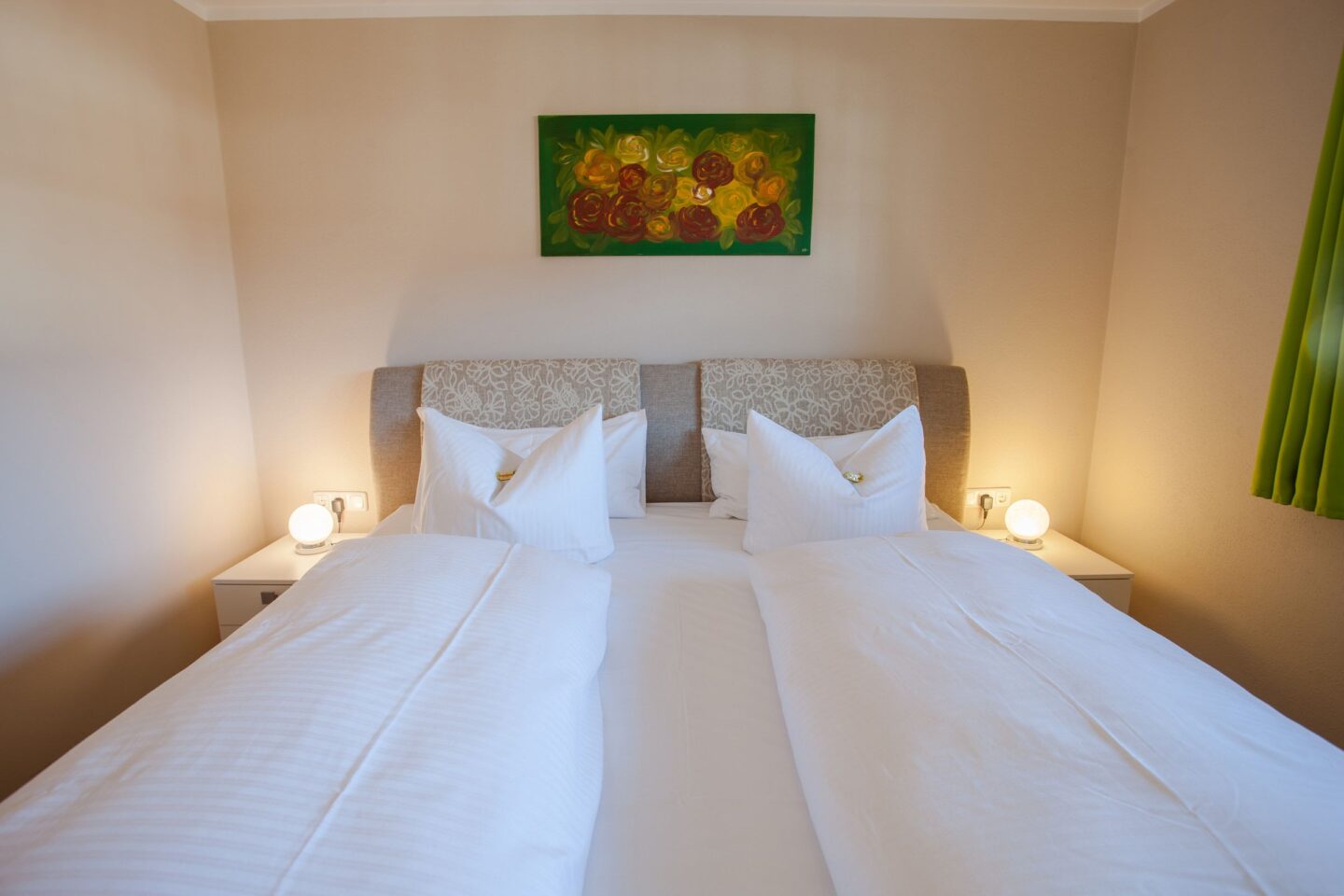 Doppelbett mit Bild in Ferienwohnung in Garmisch-Partenkirchen