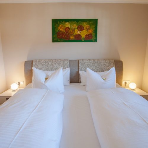 Doppelbett mit Bild in Ferienwohnung in Garmisch-Partenkirchen