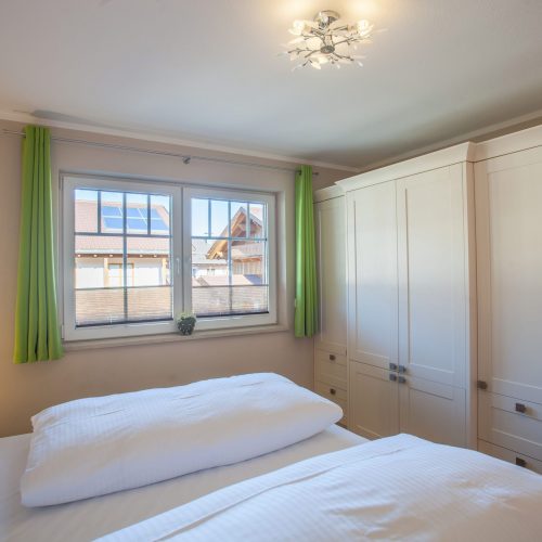 Doppelbett mit Kleiderschrank in Ferienwohnung in Garmisch-Partenkirchen