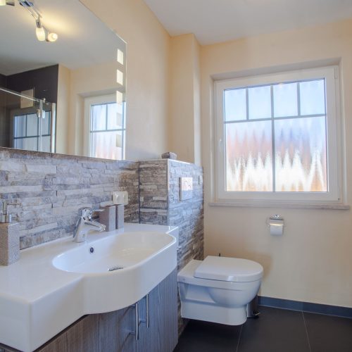 Badezimmer mit Spiegel in Ferienwohnung in Garmisch-Partenkirchen