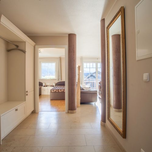 Flur mit Geradrobe und Spiegel in Ferienwohnung in Garmisch-Partenkirchen