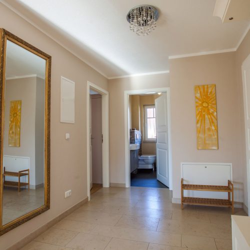 Flur mit Spiegel in Ferienwohnung in Garmisch-Partenkirchen