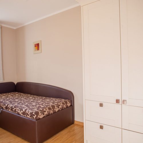 Einzelbett mit Kleiderschrank in Ferienwohnung in Garmisch-Partenkirchen