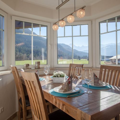 Esstisch mit Fenster in Ferienwohnung in Garmisch-Partenkirchen
