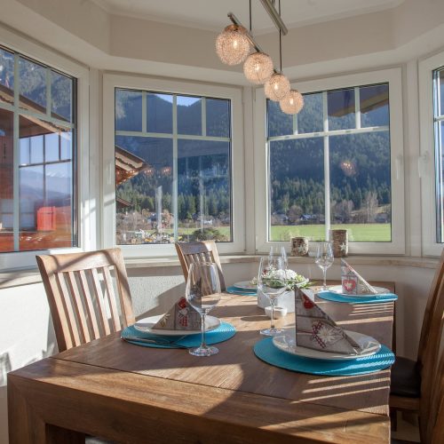 Esstisch mit Fenster in Ferienwohnung in Garmisch-Partenkirchen