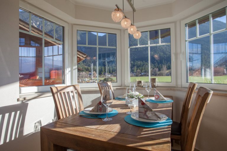 Esstisch mit Fenster