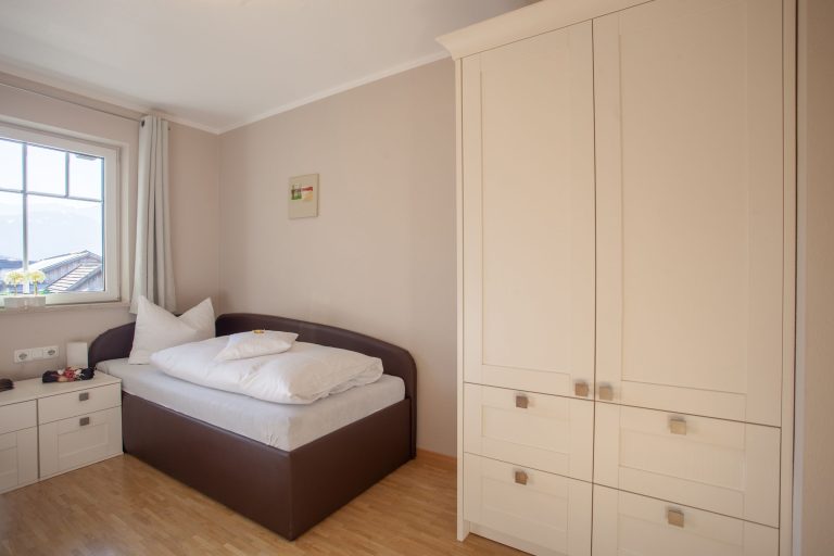 Einzelbett und Kleiderschrank in Ferienwohnung in Garmisch-Partenkirchen