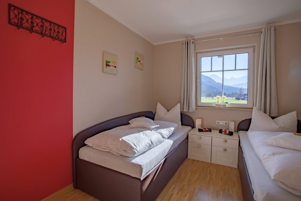 zwei Einzelbetten und Fenster in Ferienwohnung in Garmisch-Partenkirchen