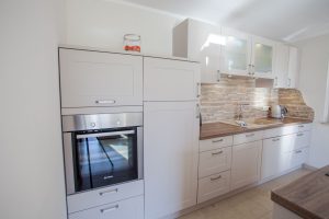 Küche in weiß in Ferienwohnung in Garmisch-Partenkirchen