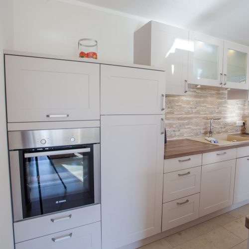 Küche in weiß in Ferienwohnung in Garmisch-Partenkirchen