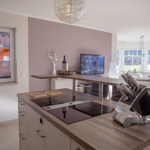 Küche mit Fernseher in Ferienwohnung in Garmisch-Partenkirchen