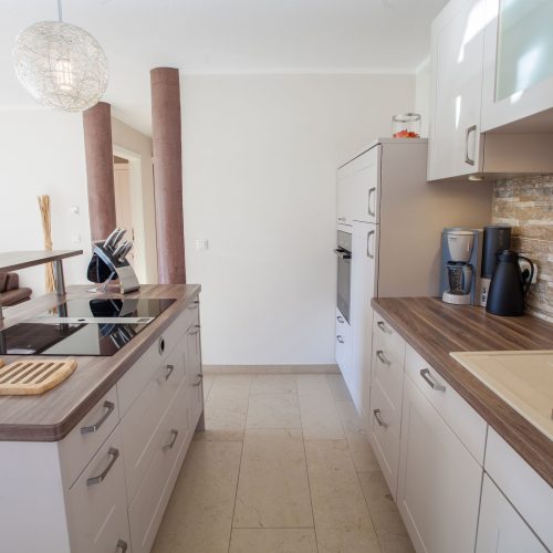 Küche mit Kücheninsel in Ferienwohnung in Garmisch-Partenkirchen