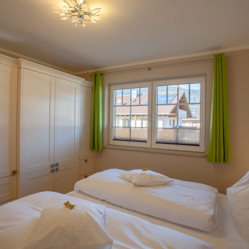Doppelbett und Schrank in Ferienwohnung in Garmisch-Partenkirchen
