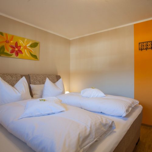 Doppelbett und Kleiderharken in Ferienwohnung in Garmisch-Partenkirchen