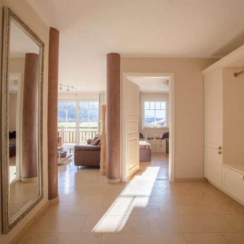 Flur mit Geradrobe in Ferienwohnung in Garmisch-Partenkirchen