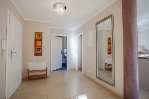 Flur mit großem Spiegel in Ferienwohnung in Garmisch-Partenkirchen