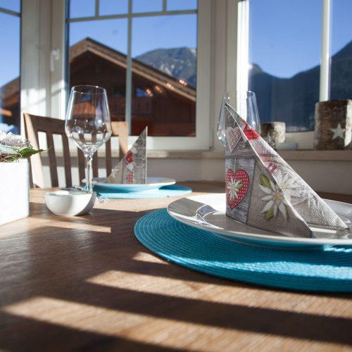 Tisch mit Fenster in Ferienwohnung in Garmisch-Partenkirchen