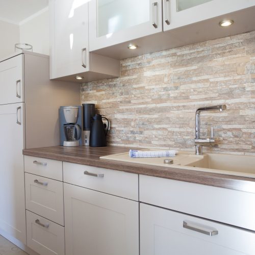 Küche mit einer Holz-Optik Arbeitsfläche in Ferienwohnung in Garmisch-Partenkirchen